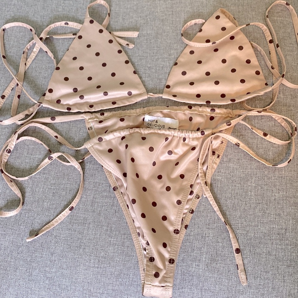 Silky polka-dot bikini!